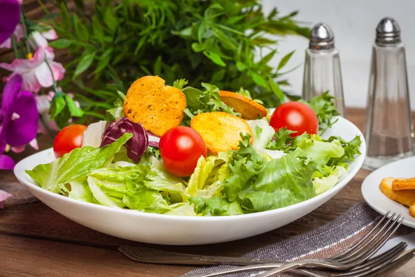 Croutons karışık salata.