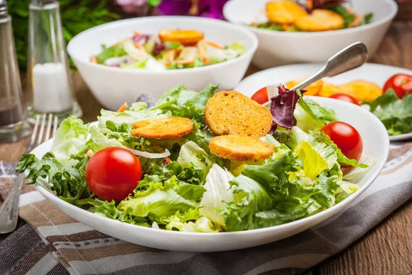 Croutons karışık salata.