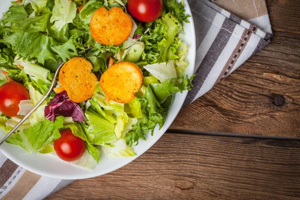 Croutons karışık salata.