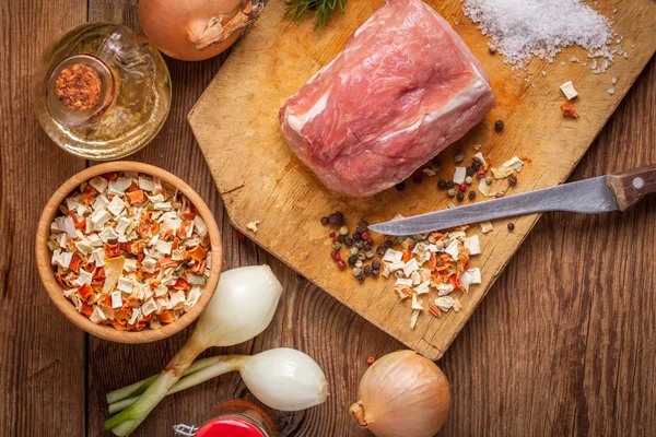 Domuz etinin bir ahşap tahta parçası.