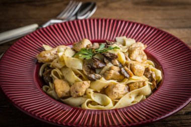 Tagliatelle makarna orman mantar ve tavuk.