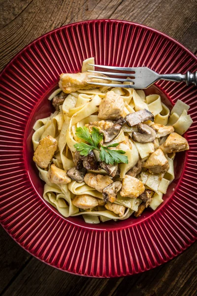 Tagliatelle pasta with forest mushrooms and chicken. — Stock Photo, Image