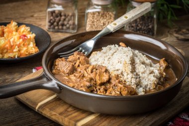 Pişirilmiş etli arpa kabuğu çıkarılmış tane.