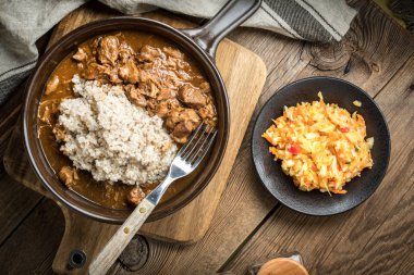 Pişirilmiş etli arpa kabuğu çıkarılmış tane.