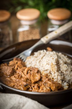 Pişirilmiş etli arpa kabuğu çıkarılmış tane.