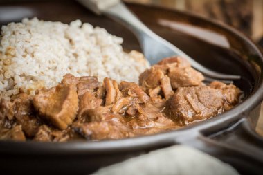 Pişirilmiş etli arpa kabuğu çıkarılmış tane.