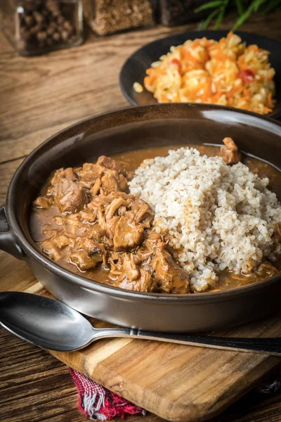 Grumos de cevada com carne cozida . — Fotografia de Stock