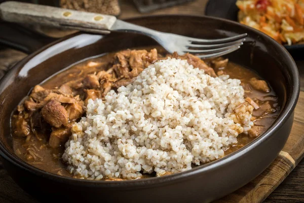 Pişirilmiş etli arpa kabuğu çıkarılmış tane.