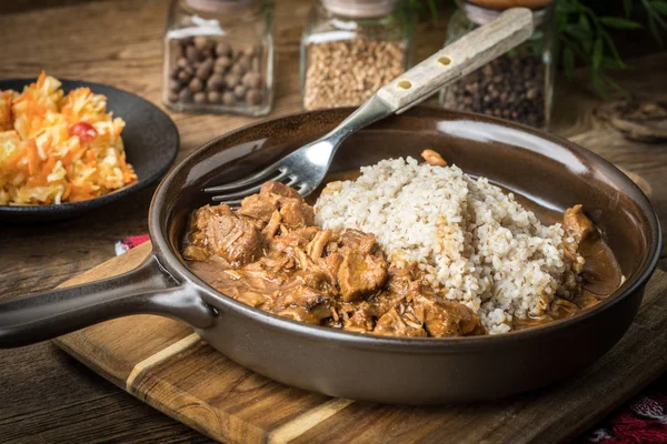 Pişirilmiş etli arpa kabuğu çıkarılmış tane.