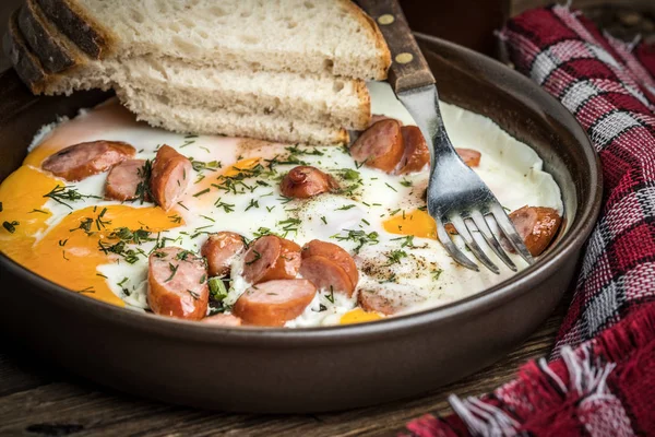 Yumurta ile doğranmış sosis pişmiş lezzetli.