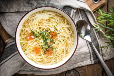 Suyu - mavi bir kase tavuk çorbası.