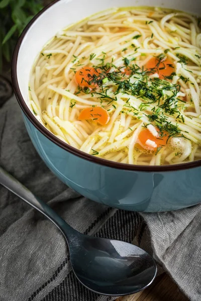 Suyu - mavi bir kase tavuk çorbası.