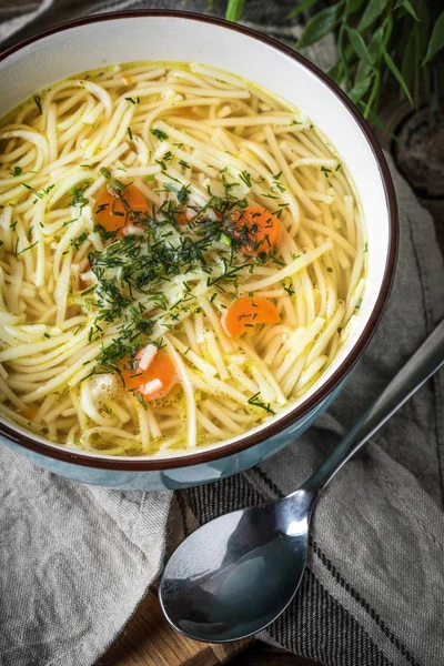 Brodo - minestra di pollo in una boccia azzurra . — Foto Stock