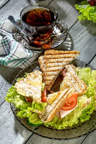 Panini sandviçle jambon, domates, marul.