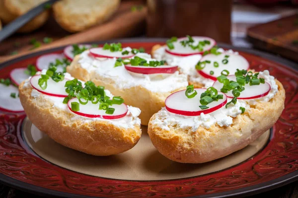 Torradas com rabanete, cebolinha e queijo cottage . — Fotografia de Stock