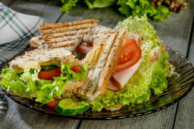 Panini sandviçle jambon, domates, marul.