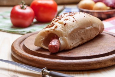 Hamur içinde pişmiş sosis.