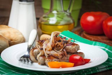 Fried kızarmış beyaz sosis plate.white sucuk soğan ile