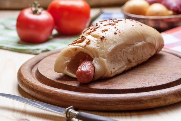 Hamur içinde pişmiş sosis.