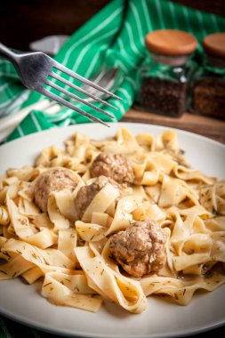 Tagliatelle makarna sığır eti köfte ile.