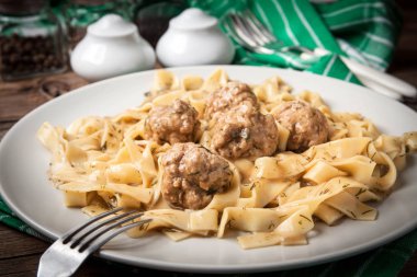 Tagliatelle makarna sığır eti köfte ile.