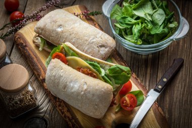 Ciabatta sandviç Roka Salatası, pastırma ve sarı peynir ile.