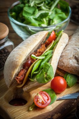 Ciabatta sandviç Roka Salatası, pastırma ve sarı peynir ile.