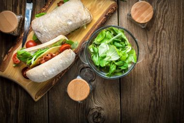 Ciabatta sandviç Roka Salatası, pastırma ve sarı peynir ile.