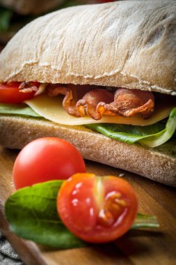 Ciabatta sandviç Roka Salatası, pastırma ve sarı peynir ile.