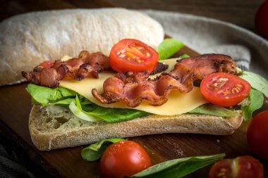 Ciabatta sandviç Roka Salatası, pastırma ve sarı peynir ile.
