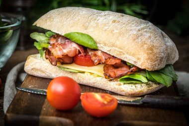 Ciabatta sandviç Roka Salatası, pastırma ve sarı peynir ile.