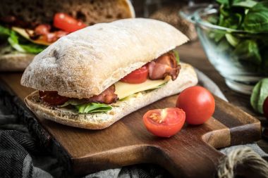Ciabatta sandviç Roka Salatası, pastırma ve sarı peynir ile.