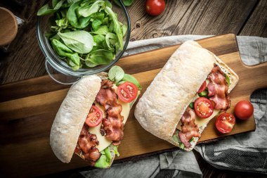 Ciabatta sandviç Roka Salatası, pastırma ve sarı peynir ile.