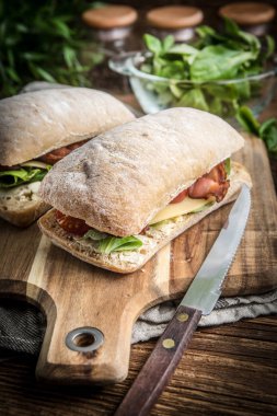 Ciabatta sandviç Roka Salatası, pastırma ve sarı peynir ile.
