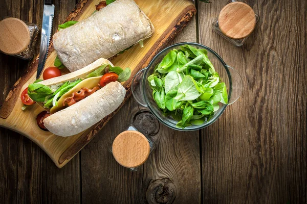 Ciabatta sandviç Roka Salatası, pastırma ve sarı peynir ile.