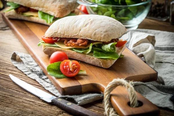 Ciabatta sandviç Roka Salatası, pastırma ve sarı peynir ile.
