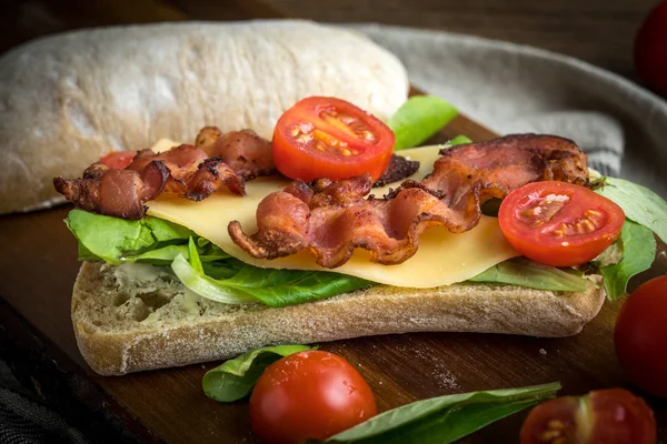 Ciabatta sandviç Roka Salatası, pastırma ve sarı peynir ile.