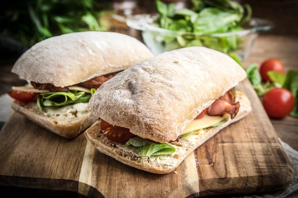 Ciabatta sandviç Roka Salatası, pastırma ve sarı peynir ile.