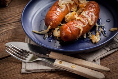 soğan Kızarmış sosis.