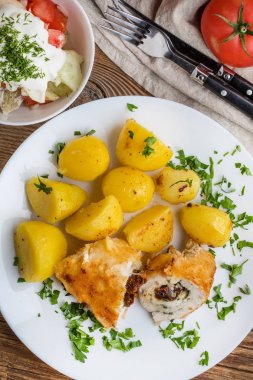 Tavuk göğsü peynir ile doldurulmuş ve kurutulmuş domates.