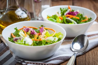 Beyaz kase karışık salata.