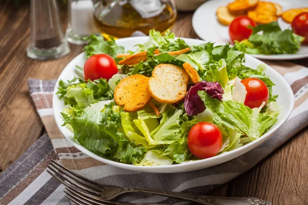 Croutons karışık salata.