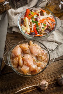 Çiğ tavuk fileto meme parçalar halinde kesilmiş.