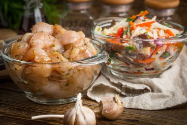 Çiğ tavuk fileto meme parçalar halinde kesilmiş.