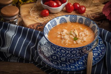 Pirinç taze domates çorbası.