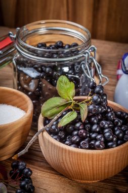 Siyah chokeberry işlenmek üzere hazırlanan meyve.