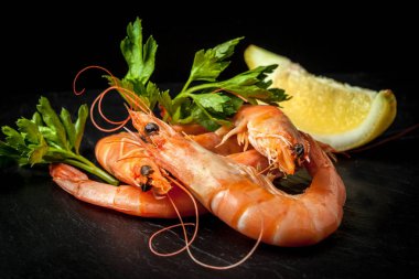 Karides yemek taş plaka üzerinde.