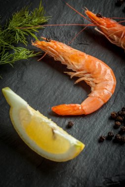 Karides yemek taş plaka üzerinde.