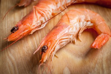 Kesme tahtası akşam yemeği için karides.