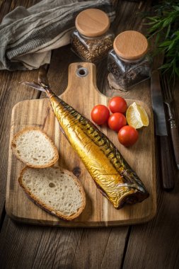 füme uskumru ve ekmek.